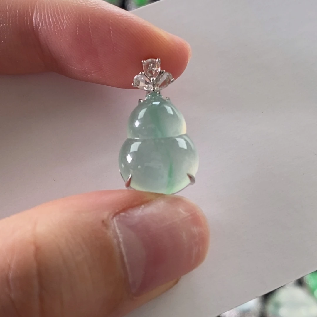 颈饰18K金镶嵌翡翠葫芦