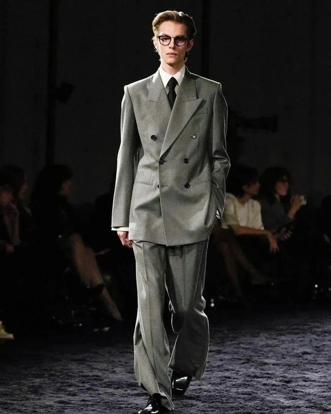 【21号链接】2025新款简约胸前字母皮标立领夹克Z33004