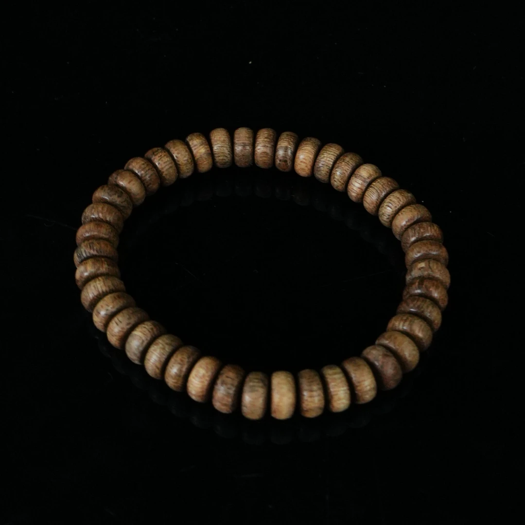 6376 马来西亚沉香红油片片珠 0.87x0.5cm 5.36g