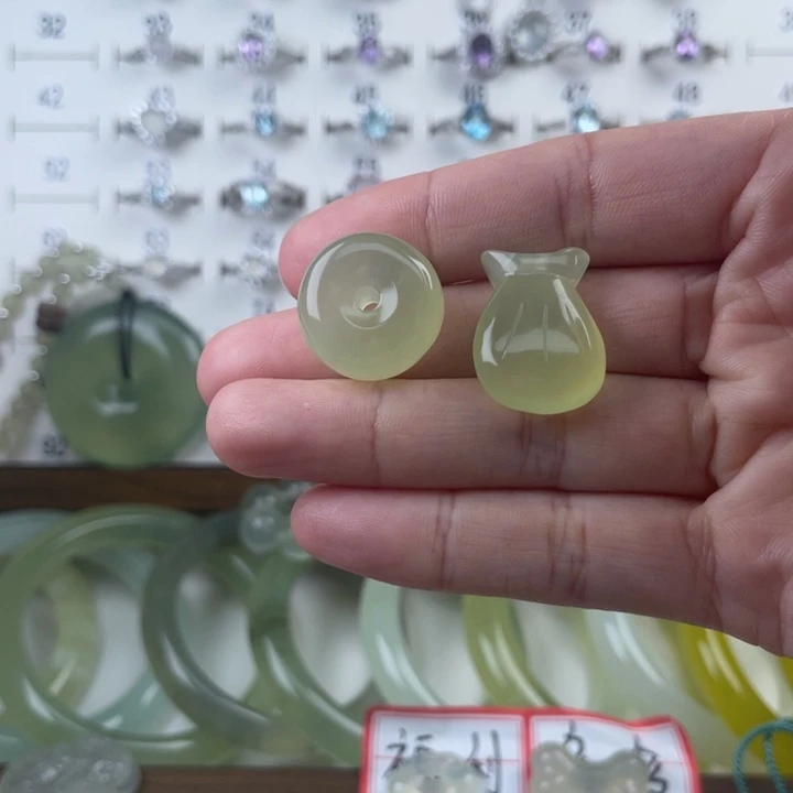 蛇纹石玉未镶嵌颈饰