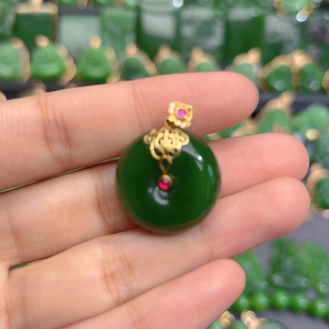 颈饰18K金镶嵌和田玉（碧玉）