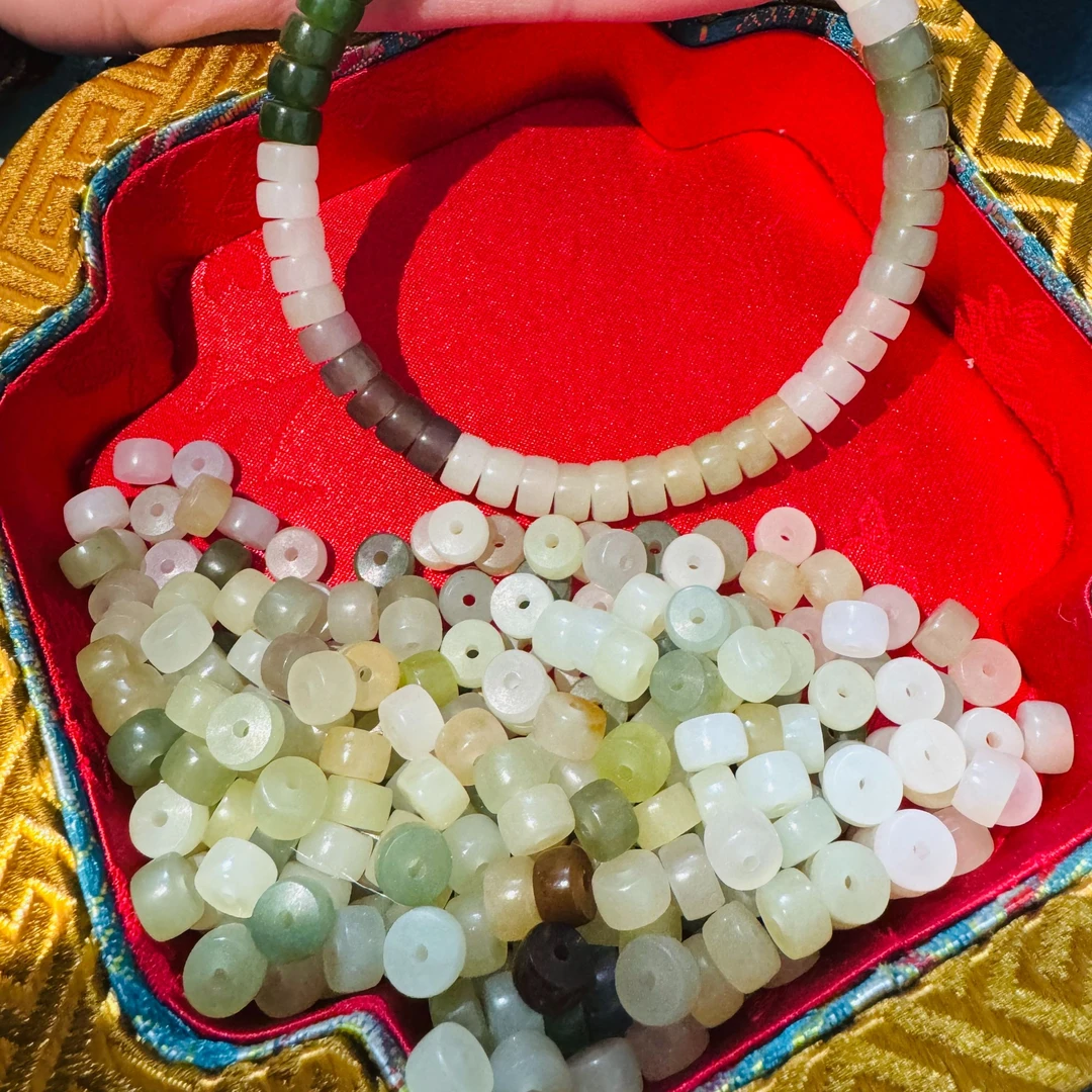 F96   天然和田玉直切药片多宝散珠卡6mm左右1颗（颜色随机发）