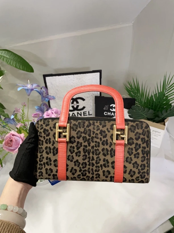 95新 FENDI/芬迪 兔兔奢/芬迪保温手拿/230206083-9