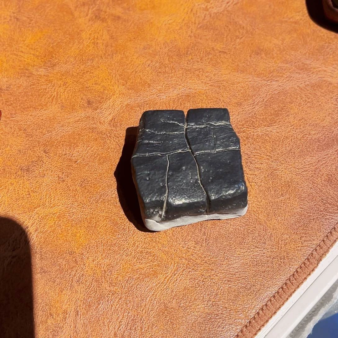 嵯***爵有机玻璃灵璧石手把件