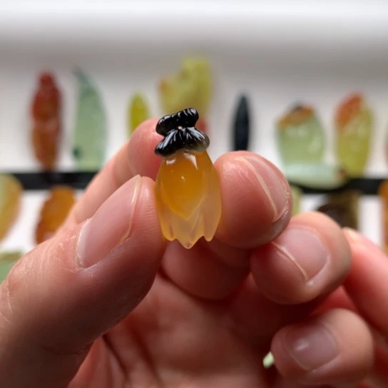 岫玉未镶嵌颈饰玉兰花