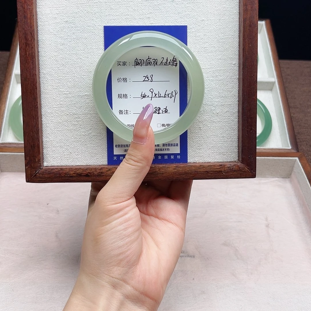 翩***舞石英质玉未镶嵌手镯