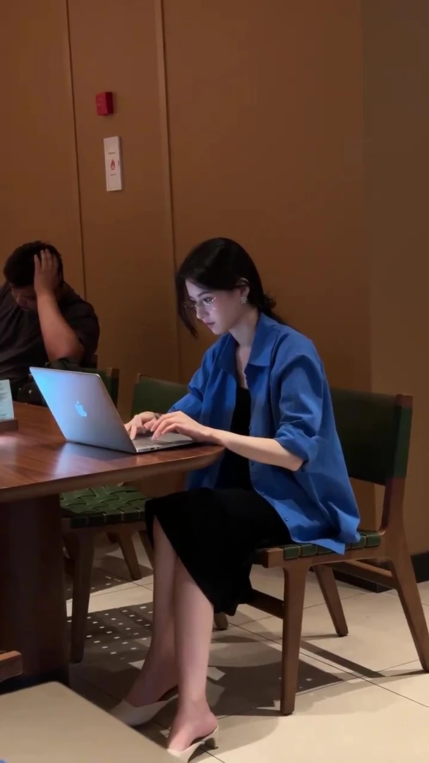 2025早秋新款韩系穿搭高级感蓝色衬衫搭配吊带连衣裙气质两件套女