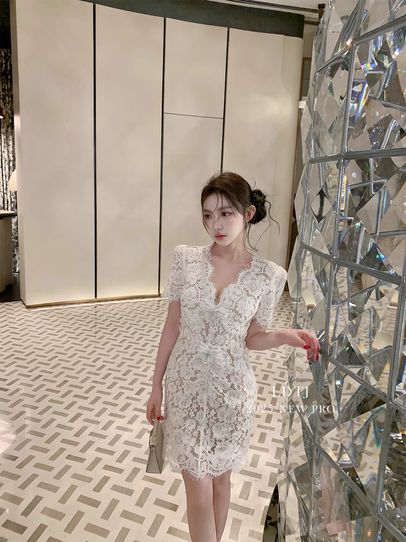 2025春夏新法式贵气质优雅蕾丝礼服V领甜美显瘦短袖连衣短裙女