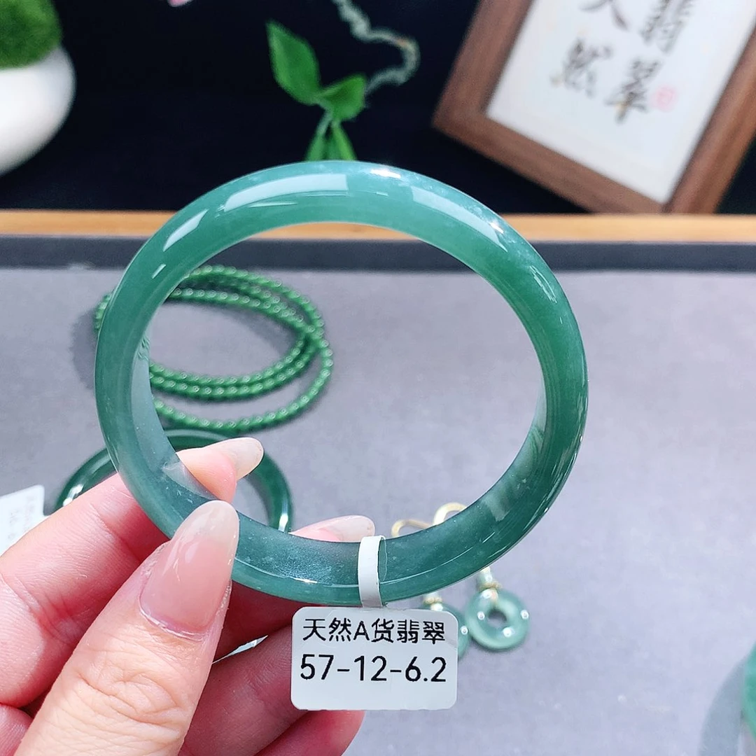 翡翠手镯（圆镯）未镶嵌