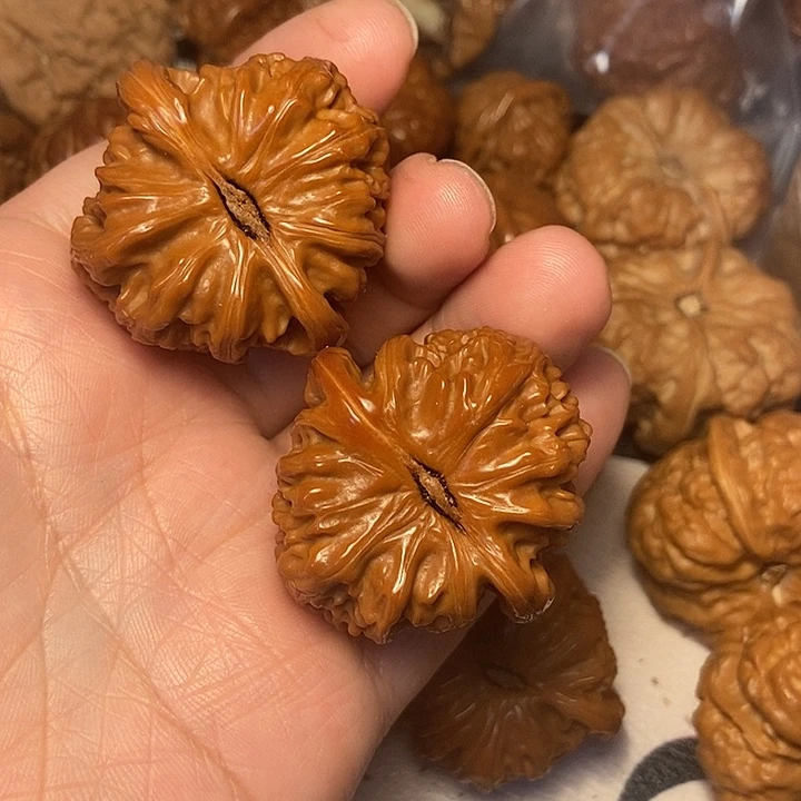 咯***噔文玩核桃吊坠白40