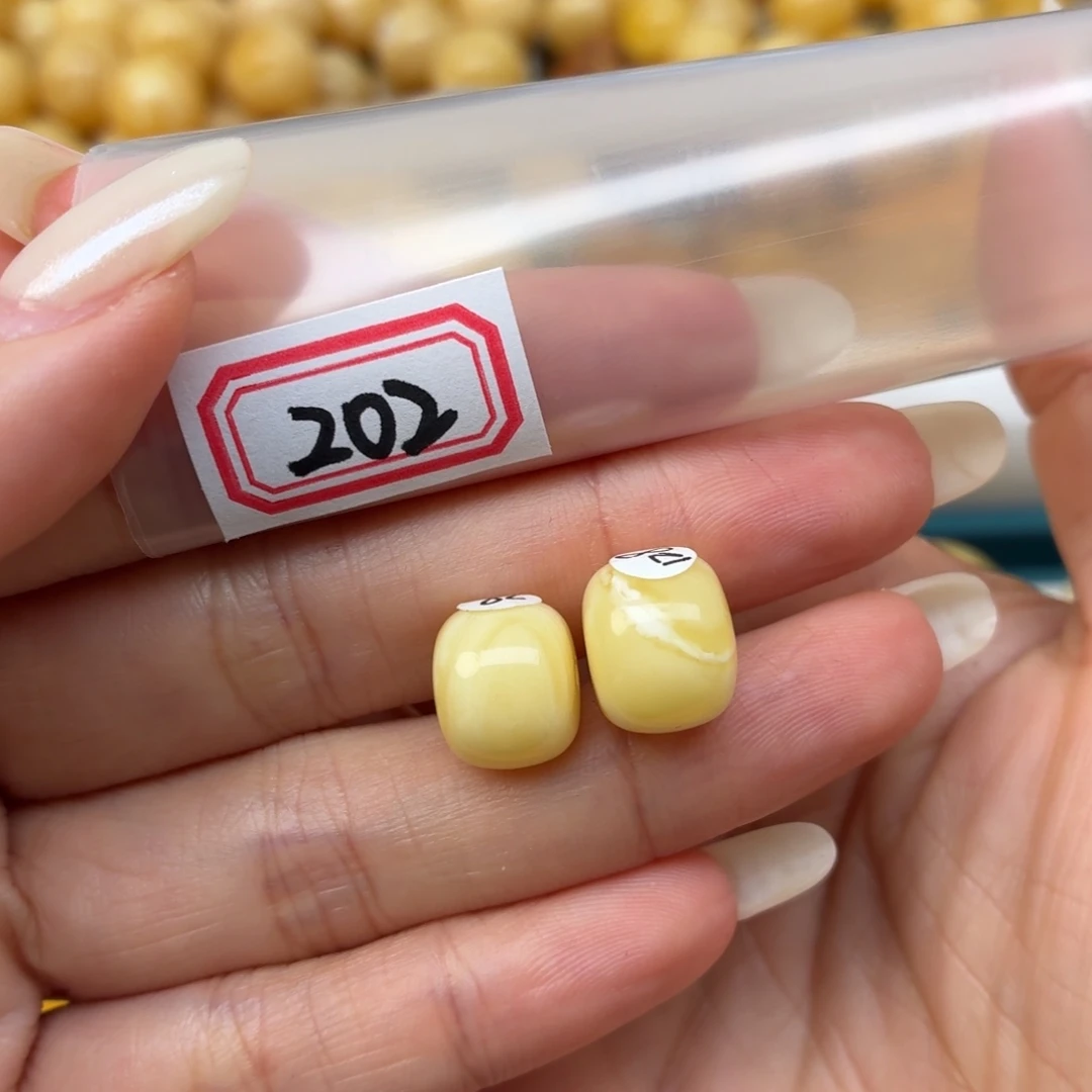 踩***吧蜜蜡未镶嵌裸石12+蜜蜡