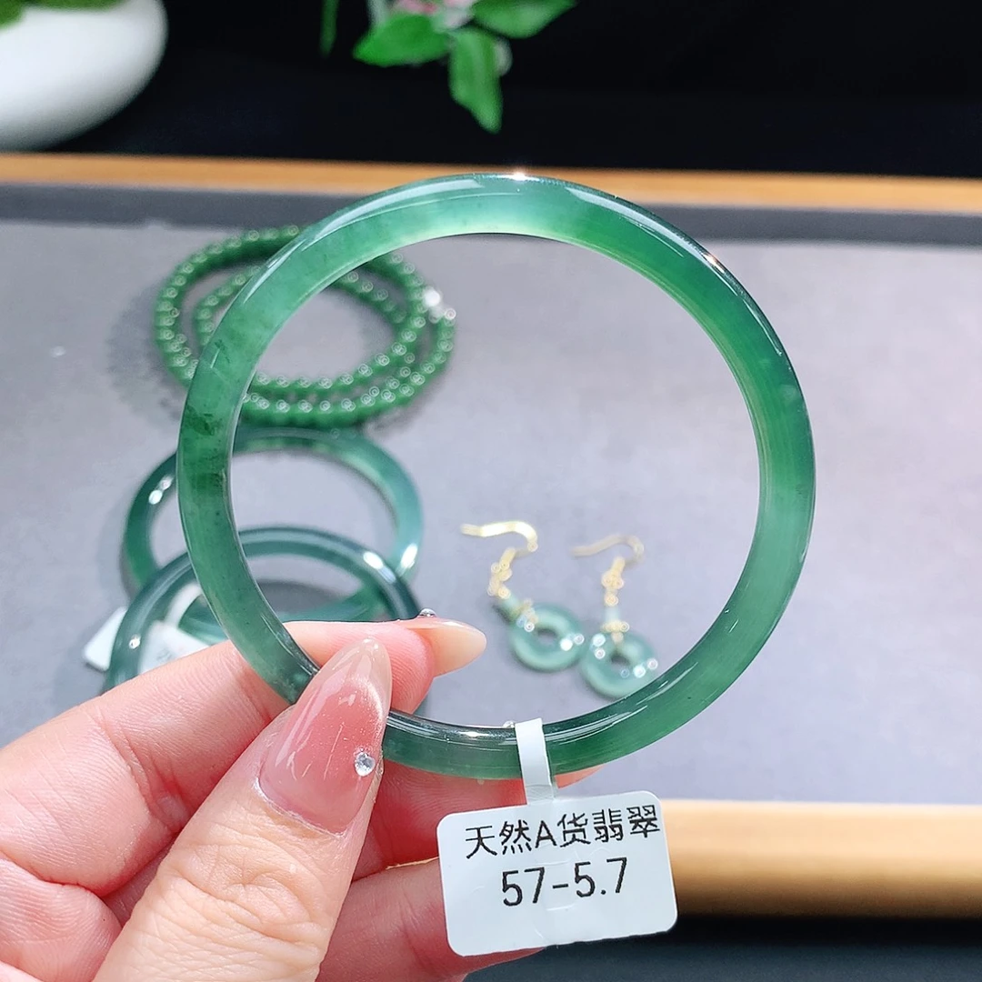 未镶嵌手镯（圆镯）翡翠