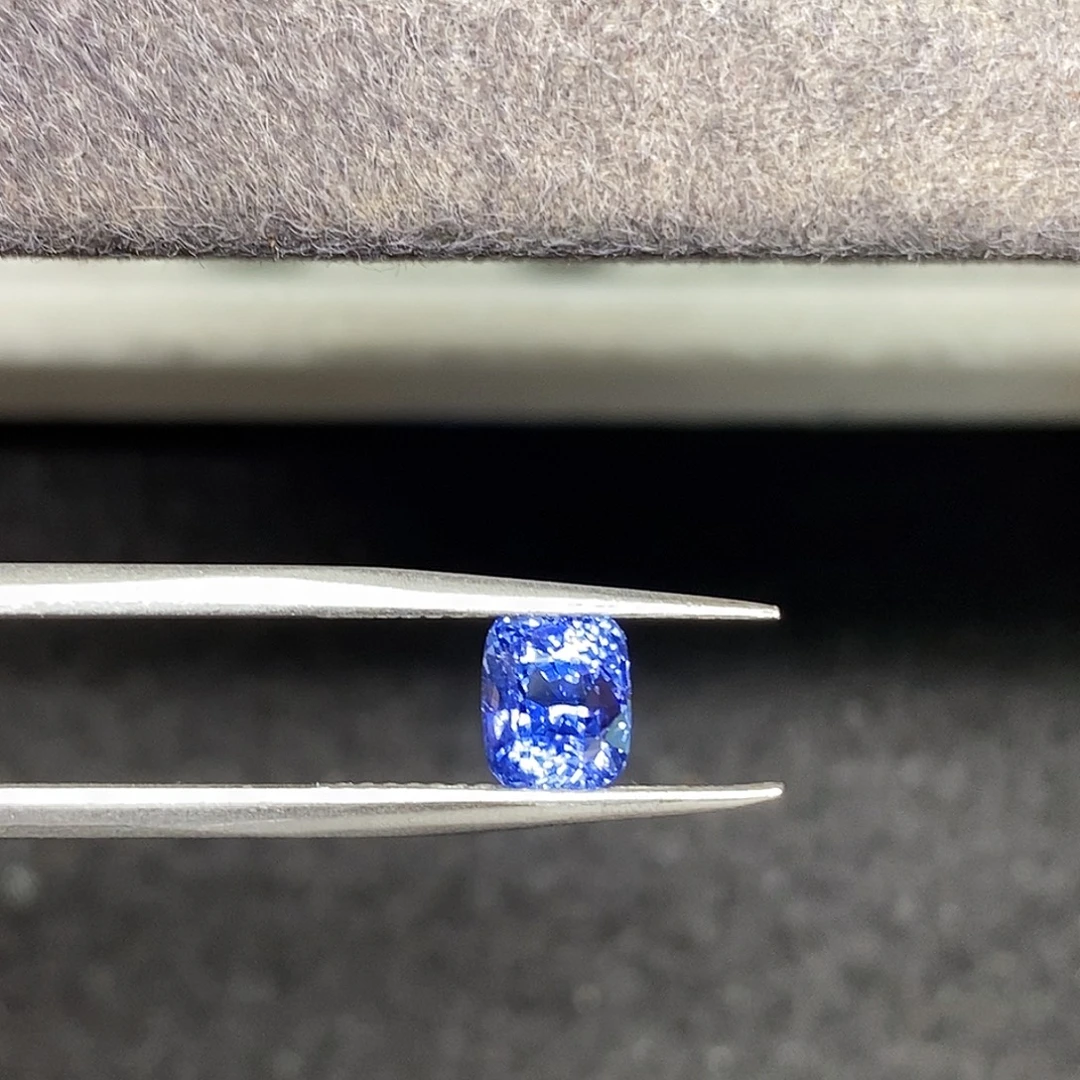 蓝宝石裸石2.03克拉天然无烧玻璃体璀璨火彩矢车菊