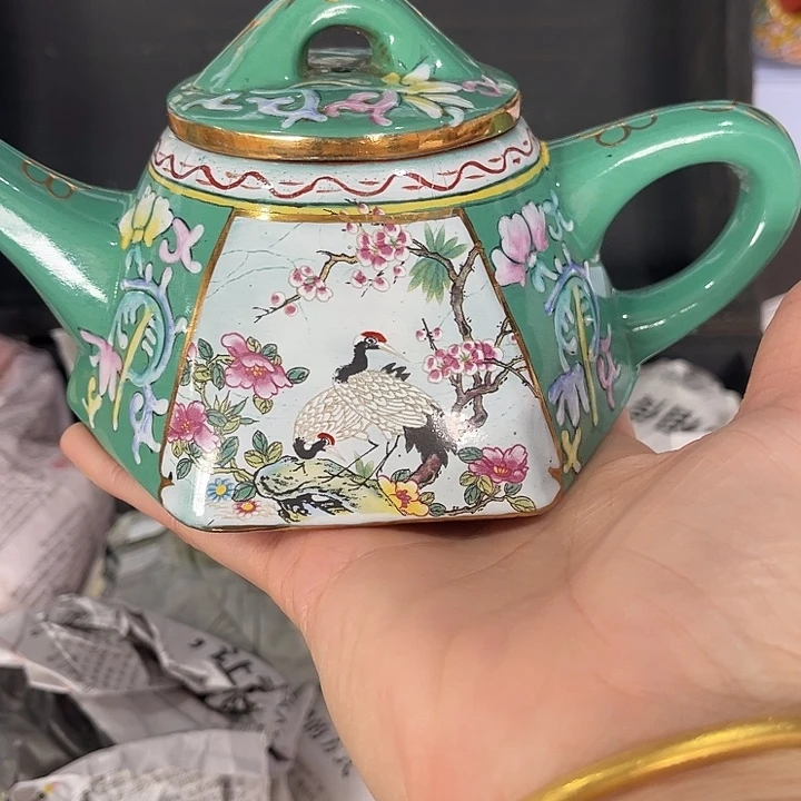 茶壶紫泥原矿泥料手工制作的一把紫砂壶。