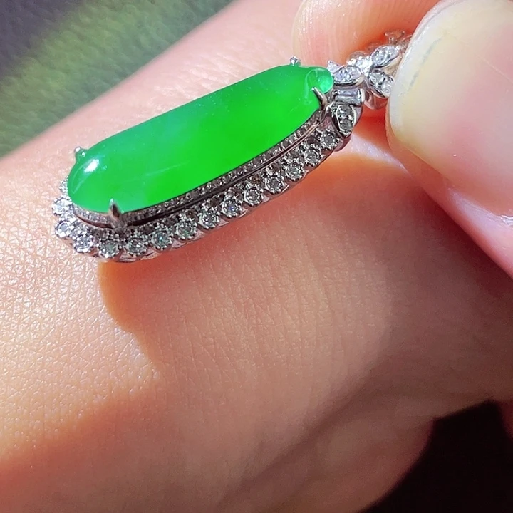 翡翠18K金镶嵌颈饰翡翠