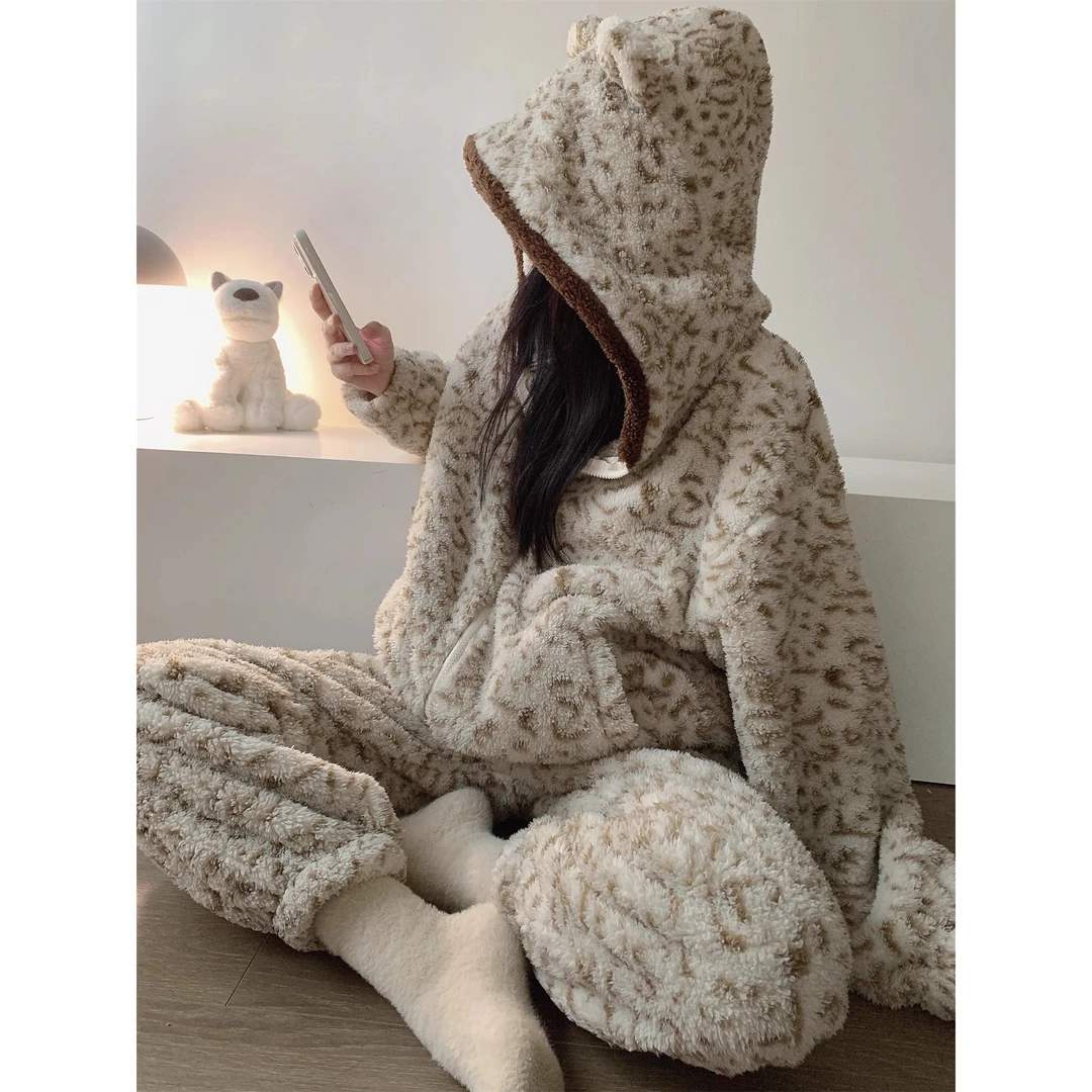 可爱小熊豹纹珊瑚绒连帽睡衣女冬季保暖加绒加厚家居服套装可外穿