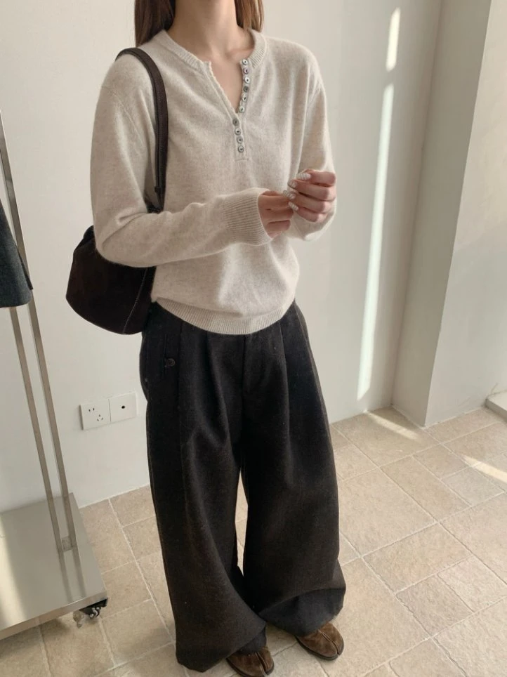 【潘潘.528813】福2025秋冬新款蜜熊绒羊毛混纺剪刀领贝壳扣羊毛衫