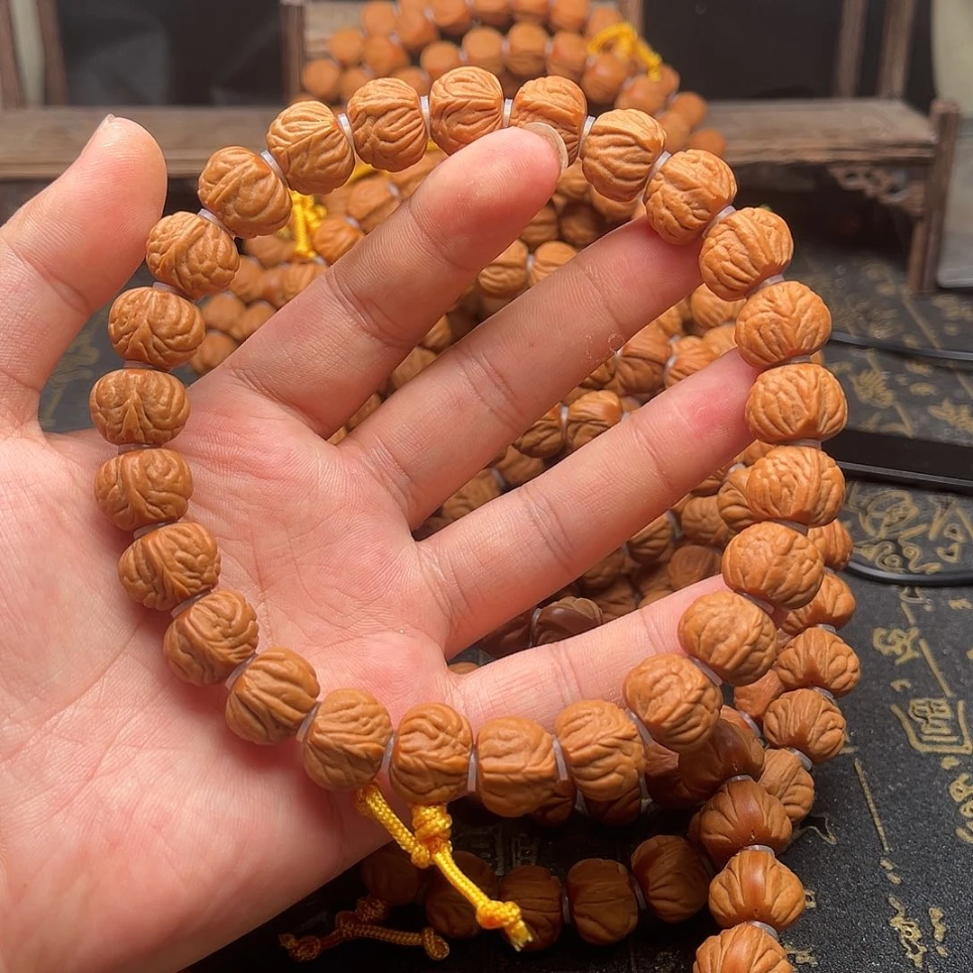 桃核吊坠桃和手持