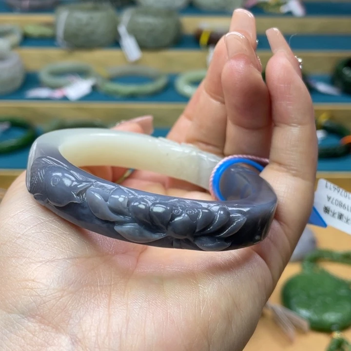 和田玉手镯56+圈口。编号60贵妃未镶嵌