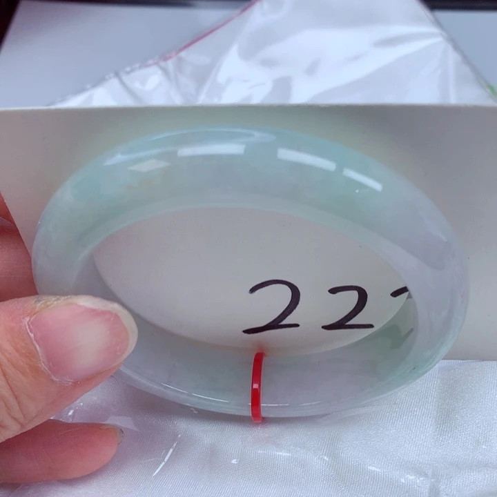 翡翠手镯未镶嵌翡翠
