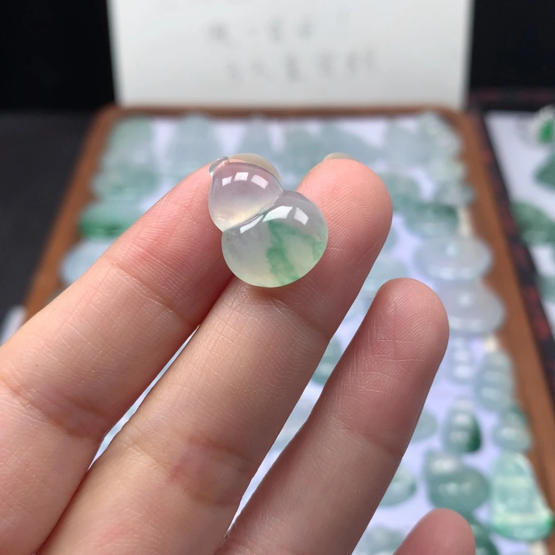 颈饰未镶嵌翡翠冰种飘阳绿葫芦