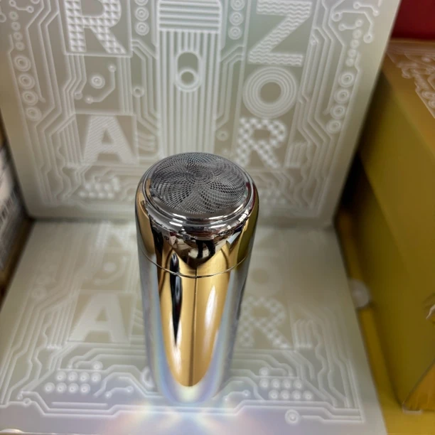 95新  迷你剃须刀颜色不挑（机身有瑕疵划痕）