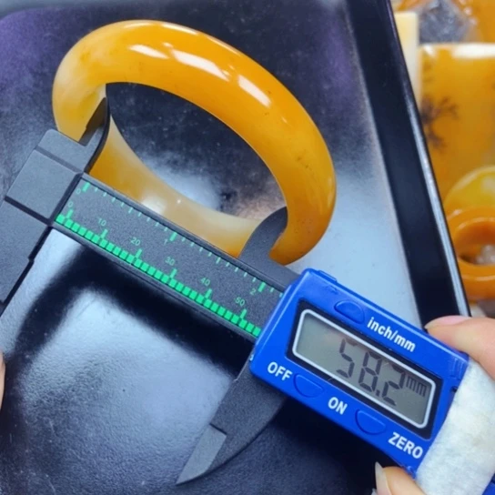 石英质玉(黄龙玉)未镶嵌颈饰
