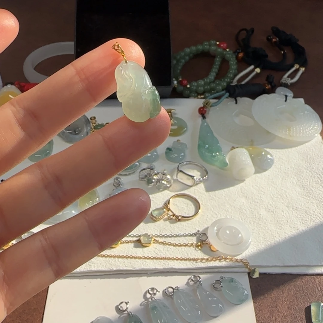 翡翠18K金镶嵌颈饰钱袋子