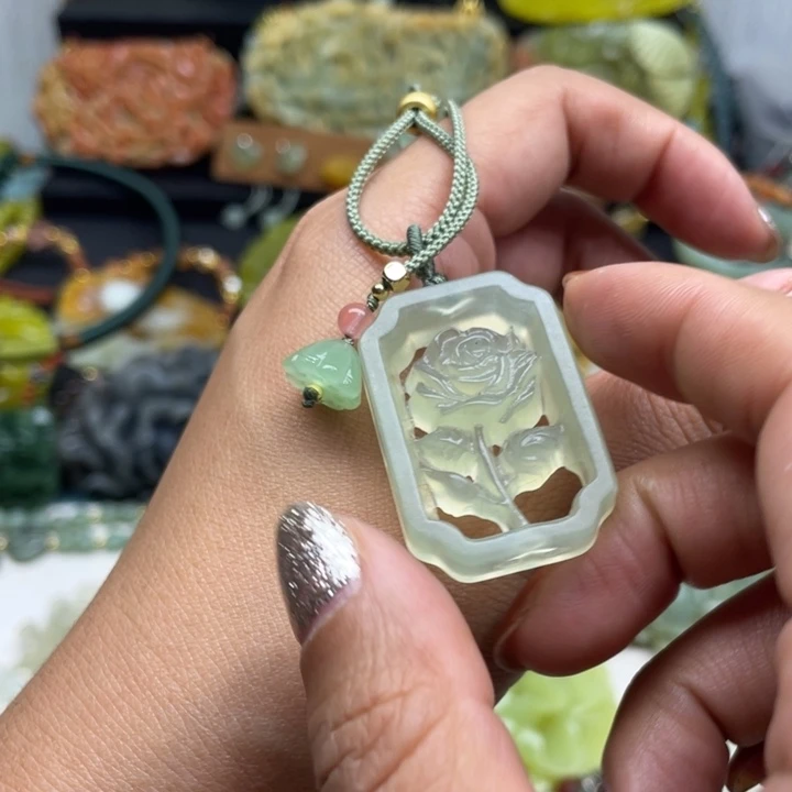 蛇纹石玉未镶嵌颈饰