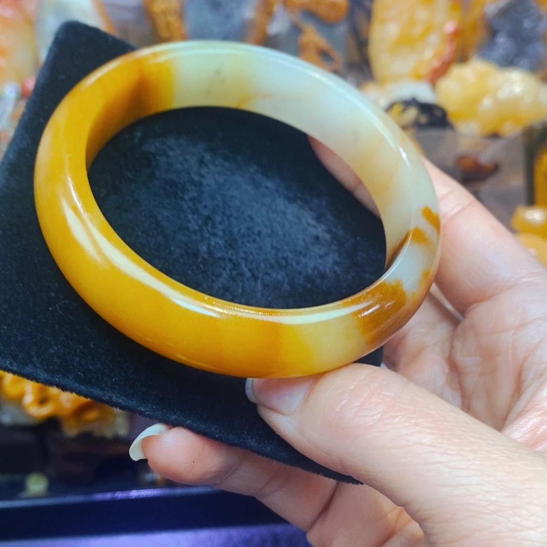 未镶嵌石英质玉（黄龙玉）颈饰