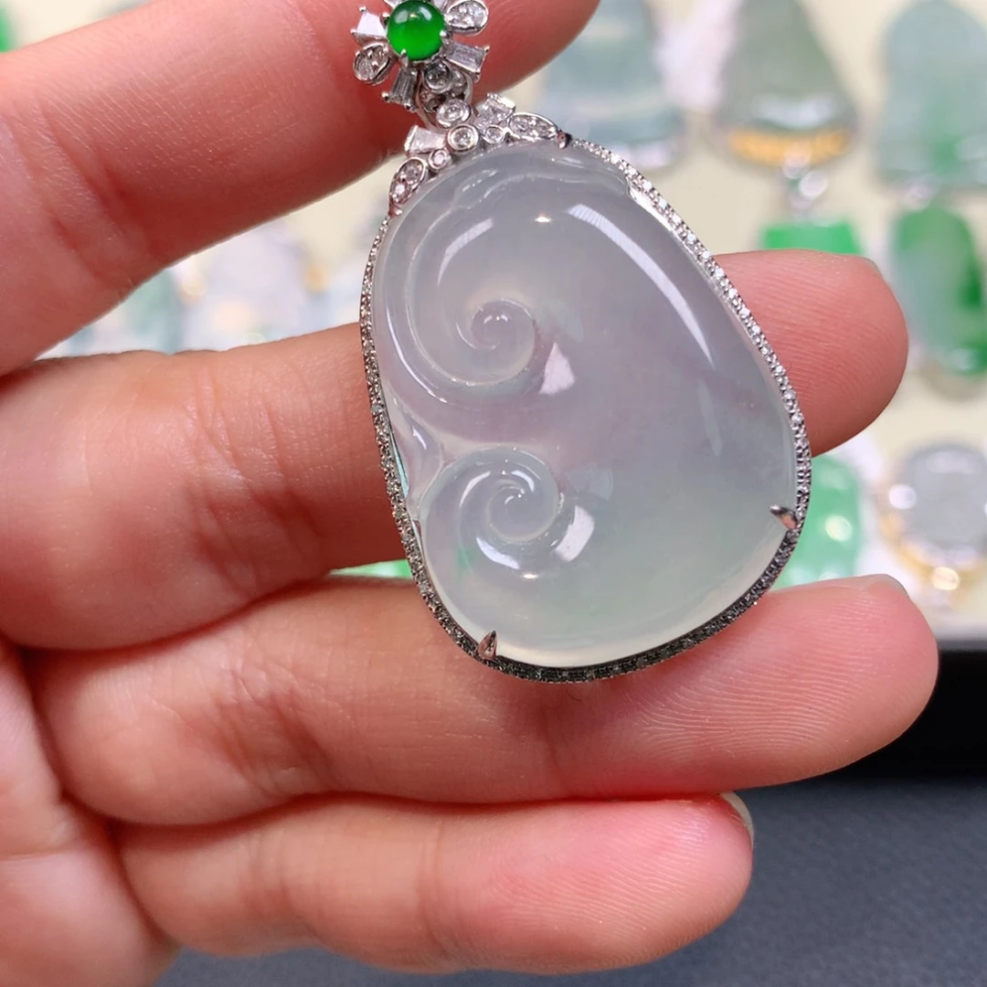 翡翠18K金镶嵌颈饰如意