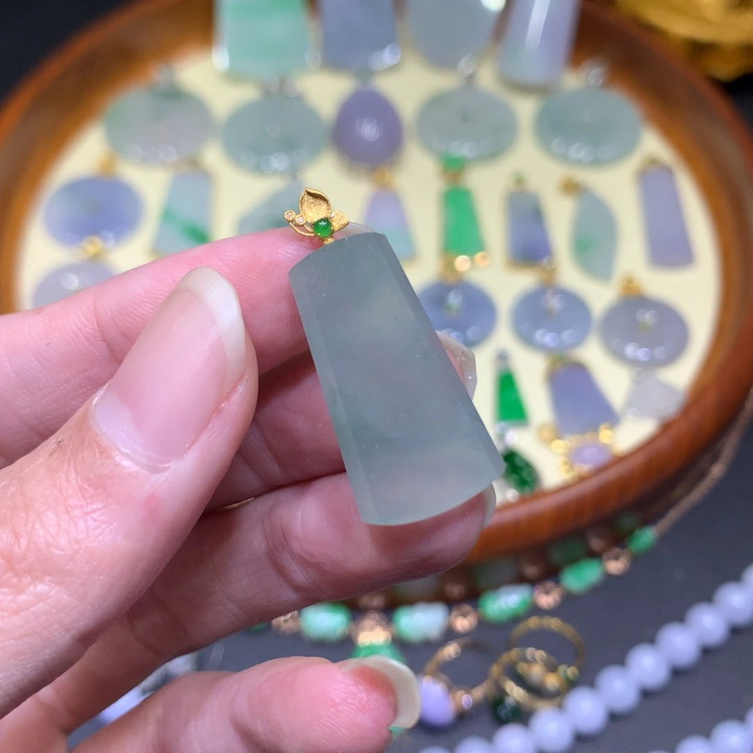 翡翠吊坠(不含链)18K金镶嵌