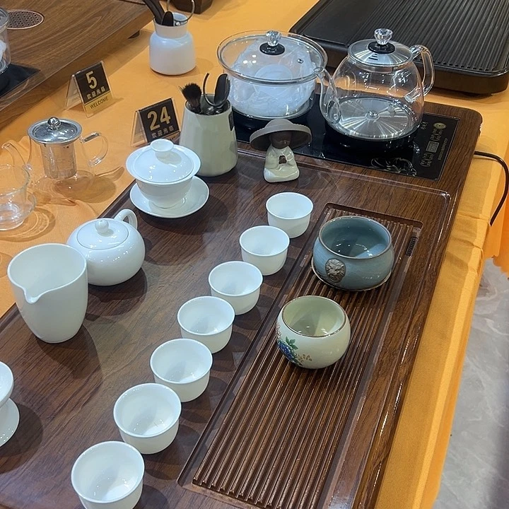 颇有点可爱哈哈好想亲嘴哦