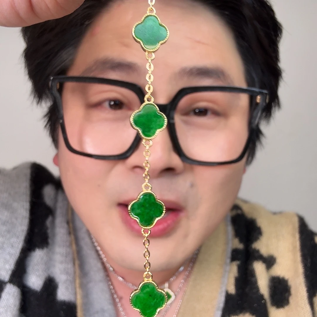 翡翠未镶嵌颈饰一件