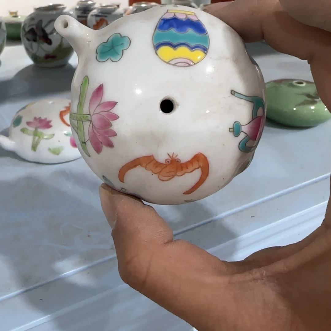 瓷片瓷器上还有两条长线上镌刻