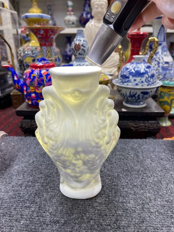 白瓷浮雕内绘赏瓶摆件