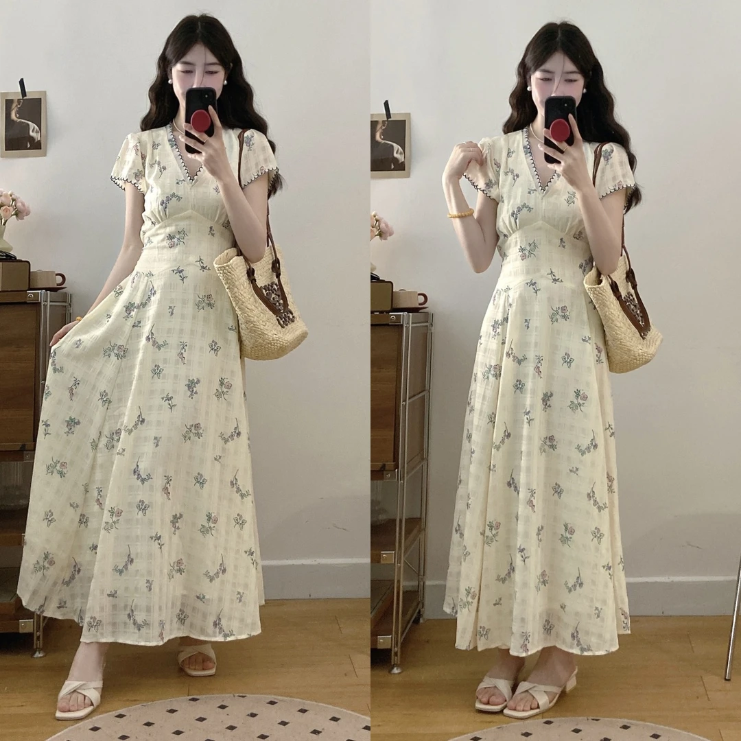 大码春夏新款气质法式复古V领刺绣碎花甜美连衣裙女