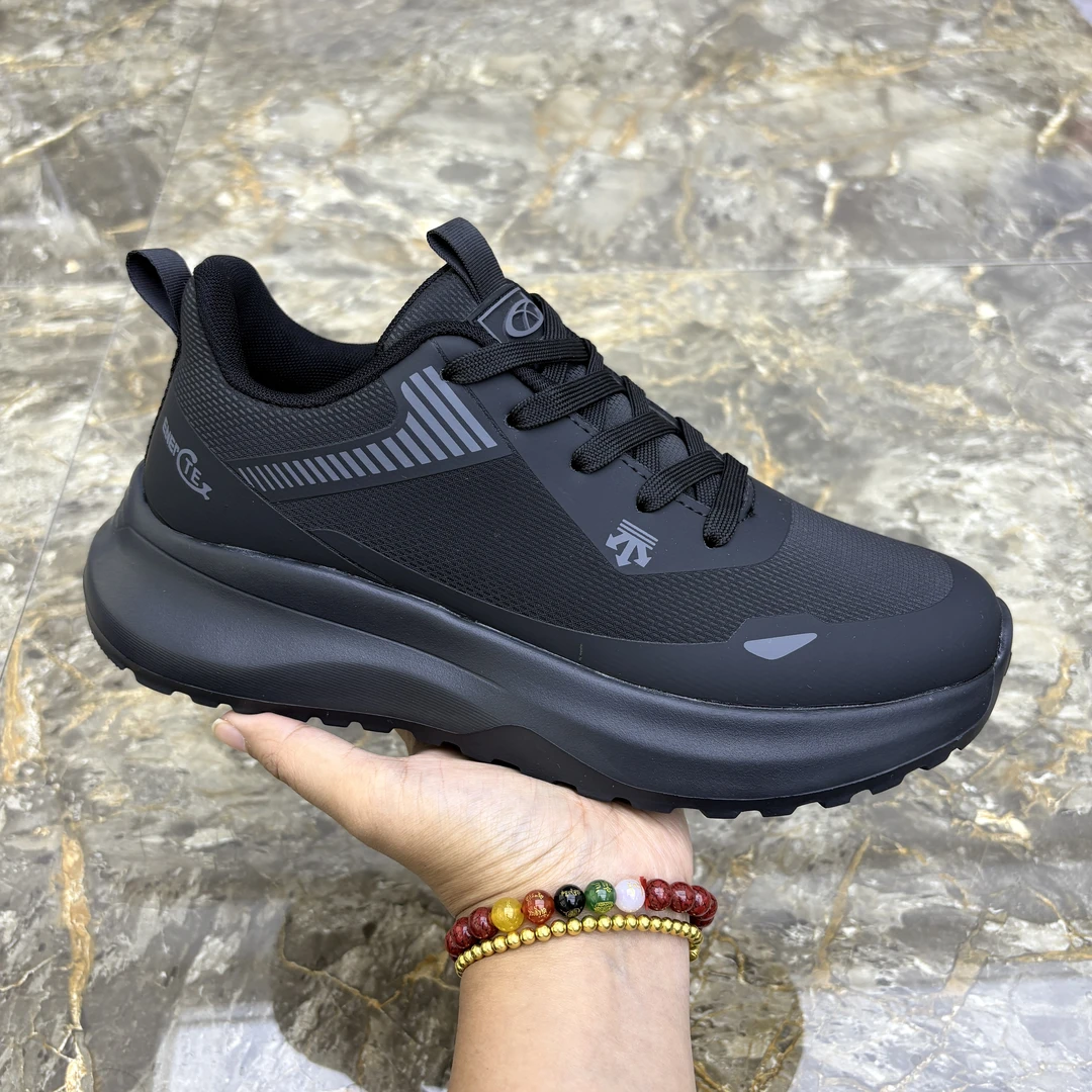 冬季男鞋2025新款百搭黑色休闲鞋厚底轻便舒适男士鞋系带百搭男鞋