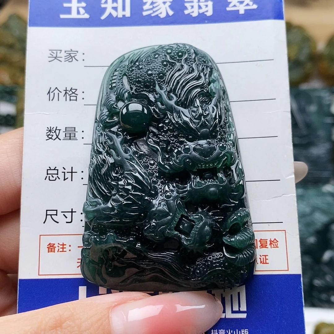 翡翠未镶嵌颈饰双龙护主