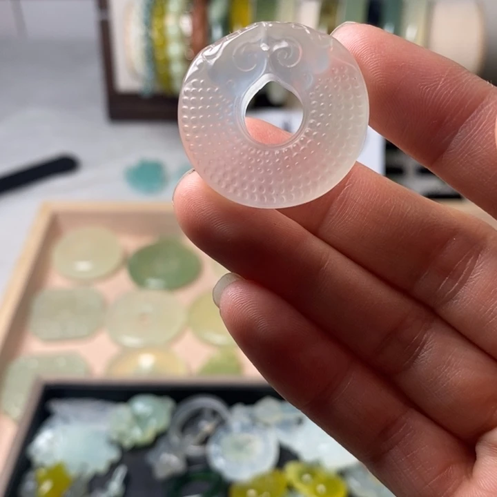 蛇纹石玉颈饰未镶嵌