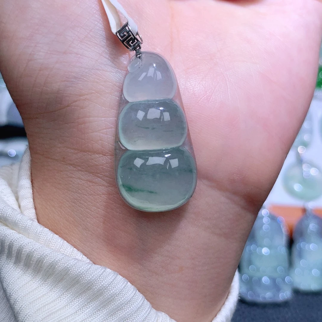 翡翠18K金镶嵌颈饰福豆