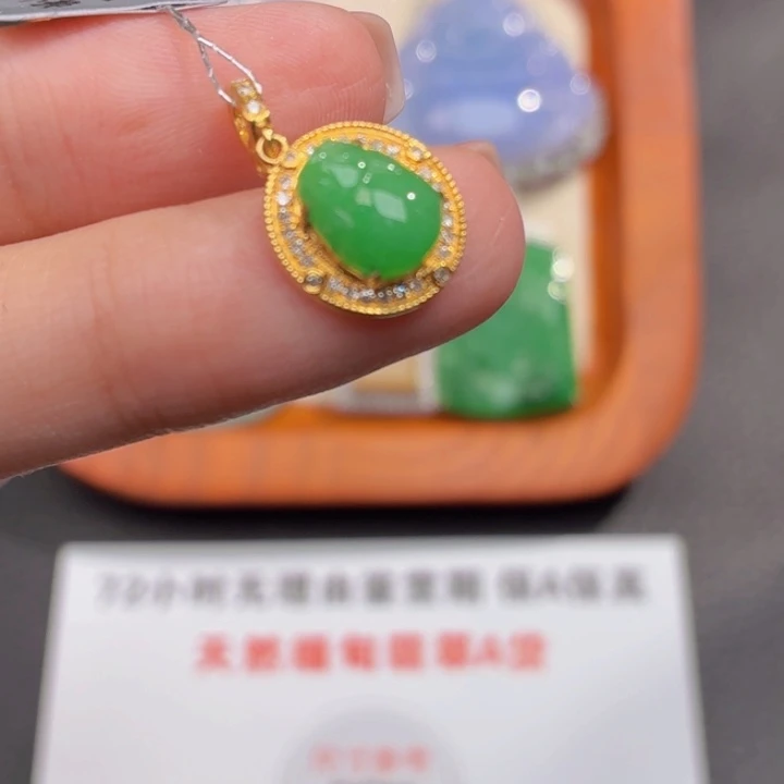 翡翠18K金镶嵌颈饰