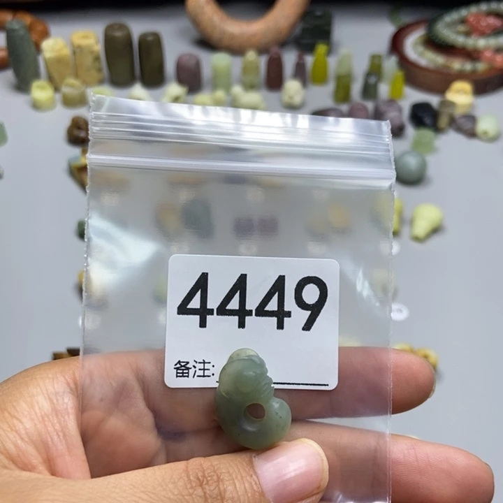 睡***包未镶嵌蛇纹石玉颈饰