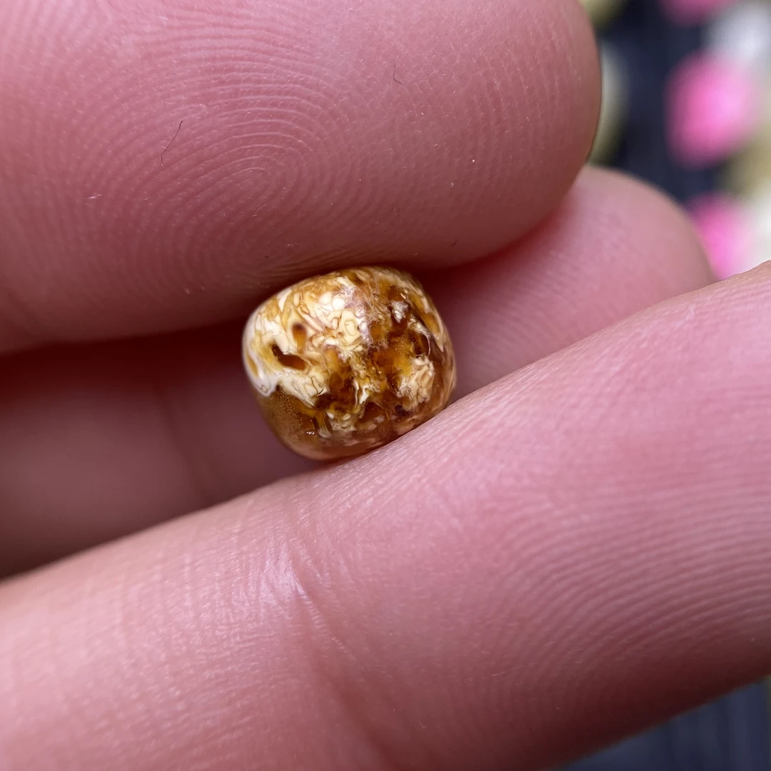 蜜蜡沁色老型配饰8.0×7.1mm，天然无优化，满沁