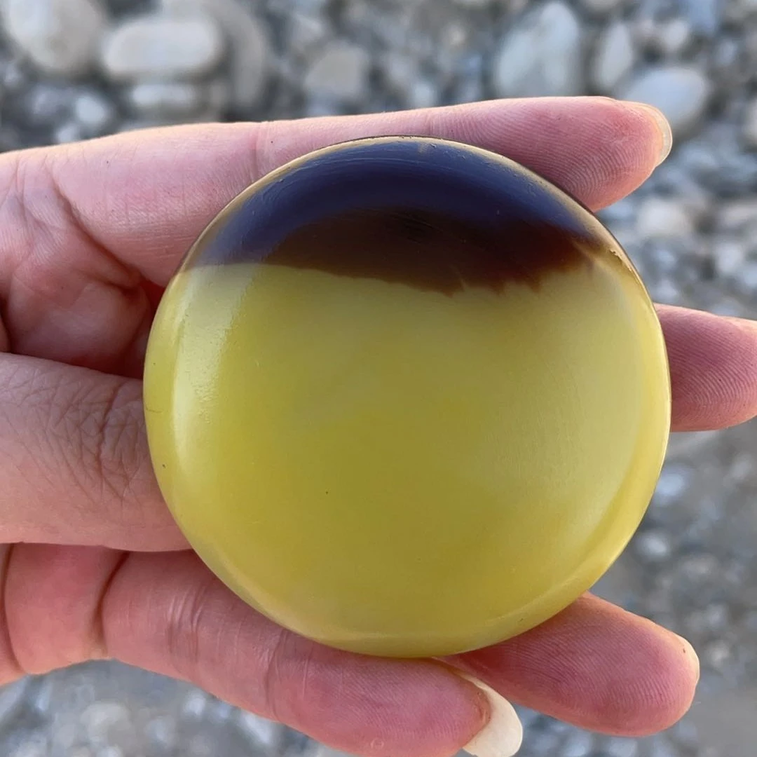 天然新疆鸡油黄带糖吊坠