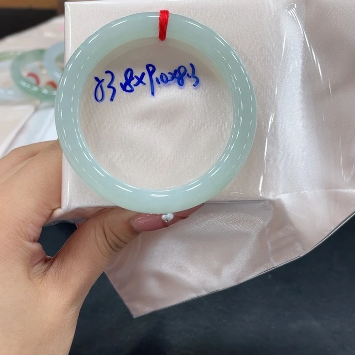 翡翠手镯未镶嵌翡翠