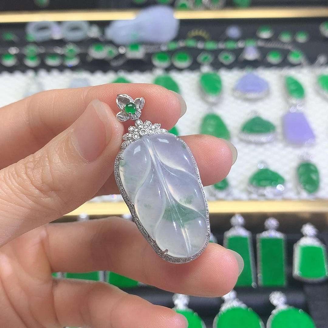 颈饰18K金镶嵌翡翠吊坠