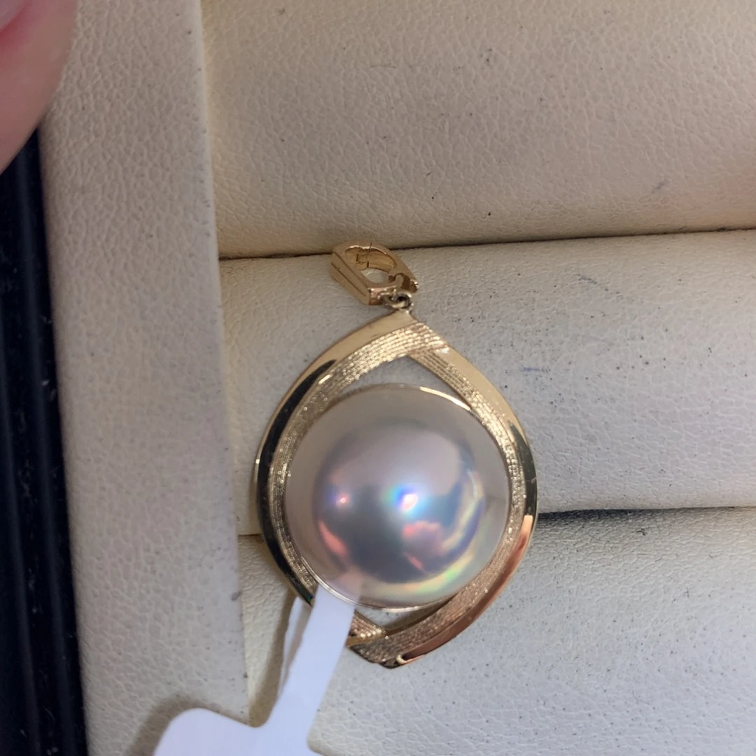 拼合珍珠（马贝珠）颈饰18K金镶嵌