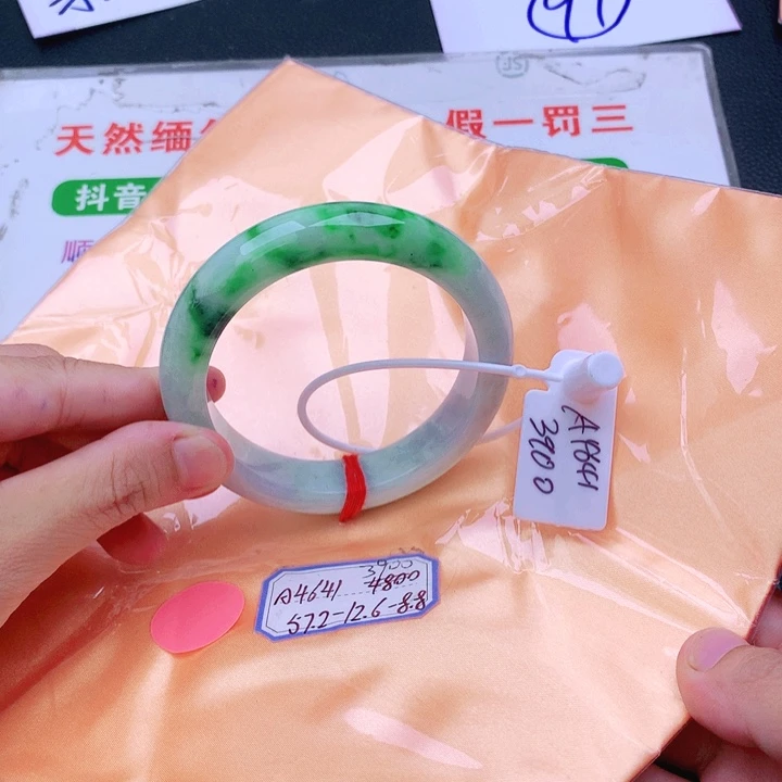 翡翠手镯未镶嵌翡翠
