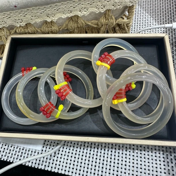 玛瑙玉髓香槟金手镯多样性发其一